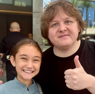Enteada de Jorginho posa com Lewis Capaldi depois de acusação de 'destrato' por Chappell Roan