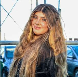 Filha de Grazi Massafera e Cauã Reymond, Sofia repete look all black no Lollapalooza 2026 e, de shortinho, deixa machucados nas pernas em evidência