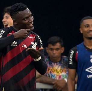 Athletico-PR vence e Viveros chama atenção com nova comemora: "Comendo coxas"