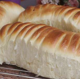 Pão caseiro fofinho, que parece uma nuvem e é perfeito para acompanhar aquele café quentinho
