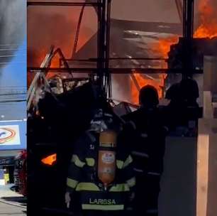 Vídeos mostram combate dos bombeiros a incêndio de grandes proporções em loja de tintas na Grande SP