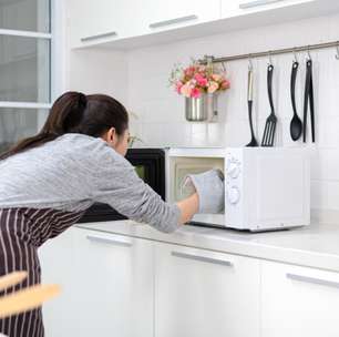 O segredo do limão para limpar o micro-ondas sem esfregar