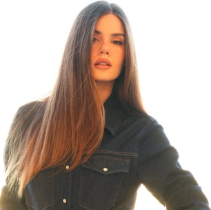 Camila Queiroz acerta com 4 looks jeans com peças de até R$ 239,99