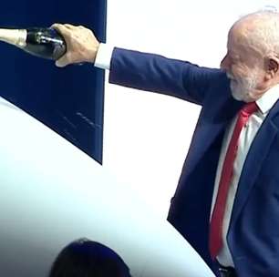 Com espumante, Lula e Alckmin 'batizam' F-39E Gripen, primeiro caça supersônico produzido no Brasil
