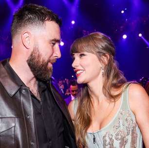 Taylor Swift exibe anel de noivado durante performance de RAYE; veja vídeo