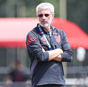 Colombiano desaparece do Athletico-PR e contratação não é opção de Odair: "De fora"