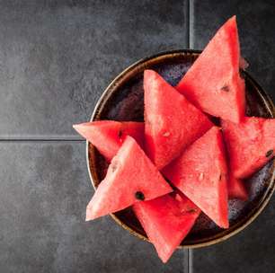 Chá de melancia funciona mesmo? Descubra os benefícios para o corpo