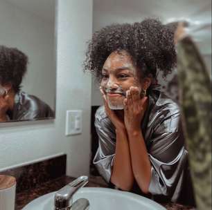 Pele muda na adolescência? Por que a acne piora na rotina escolar