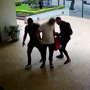 Falsos policiais roubam morador na entrada de prédio nos Jardins, bairro nobre de SP; veja vídeo