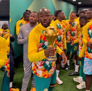 Senegal exibe troféu da Copa Africana após perda do título