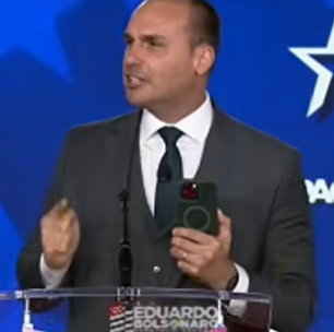 Eduardo diz gravar vídeo em congresso para mostrar ao pai; Bolsonaro está proibido de usar celular