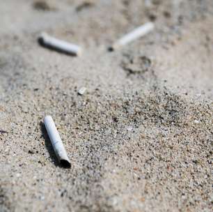 Brasil ocupa 4º lugar no mundo em poluição por bitucas em praias, aponta estudo