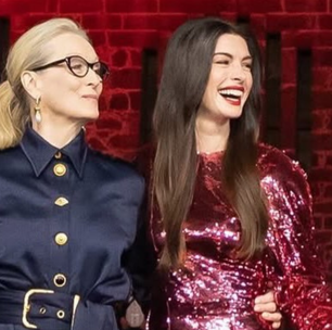 O Diabo Veste Prada: Hathaway brinca com maxibotas e microvestido