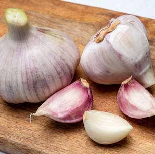 Nem no armário, nem na geladeira: este é o lugar certo para manter o alho em boas condições e evitar que ele apodreça ou germine