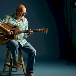 Chris Moore, britânico radicado no Brasil, estreia na música e reverencia o samba