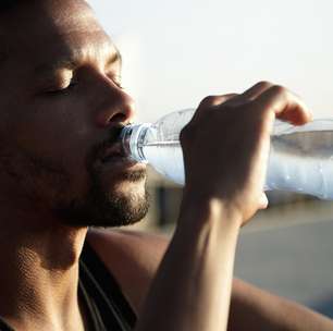 Beber água demais pode fazer mal à saúde: médico revela quais são os riscos