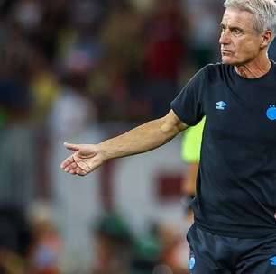 Luís Castro protesta contra decisões da arbitragem em derrota do Grêmio para o Palmeiras