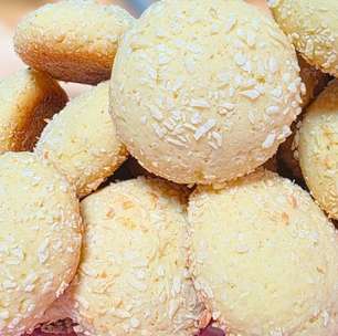 Broa de coco fácil de fazer que fica bem douradinha, perfeita acompanhar um café