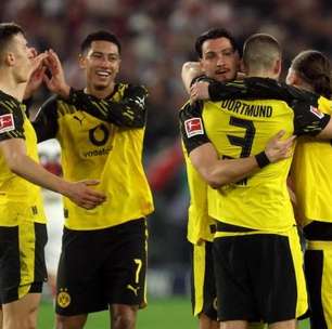 Torcida do Stuttgart ameaça invadir o campo após segundo gol do Dortmund