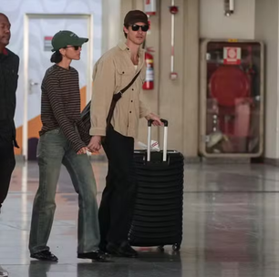 Apaixonados, Bruna Marquezine e Shawn Mendes são flagrados em aeroporto no Rio