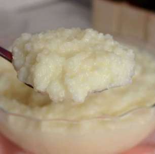Cuscuz de tapioca delicioso, que não precisa ir ao fogo e fica com uma textura perfeita