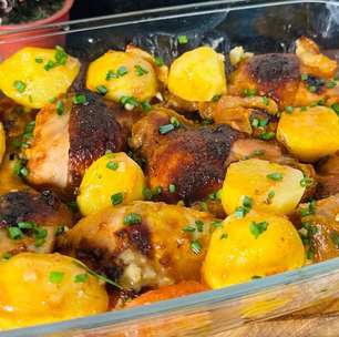 Frango assado com batata bem suculento e douradinho, para uma refeição completa e inesquecível