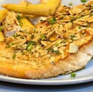 Salmão grelhado rápido com molho de hortelã leve