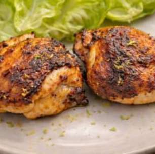 Sobrecoxa na airfryer com iogurte: crocante por fora e suculenta por dentro