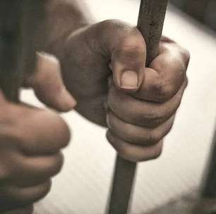Homem gay investigado por homicídio confessa novo assassinato dentro de prisão em MG