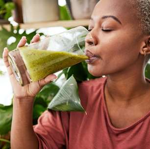 Quer emagrecer? 8 sucos detox que ajudam a desinchar e secar a barriga