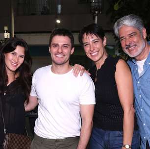 Aparição rara! William Bonner reúne parte da família em noite de teatro e look bem distante do 'Jornal Nacional' rouba a cena. Fotos!
