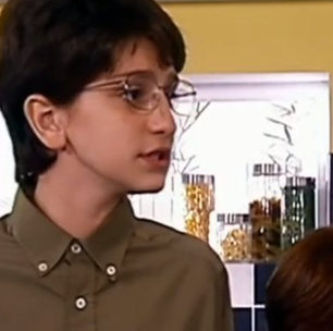 Há 21 anos, esse menino tímido estrelou novela fora da Globo que foi uma escola de atuação para muitos famosos; hoje, é estrela de série TOP 1 da Netflix no mundo