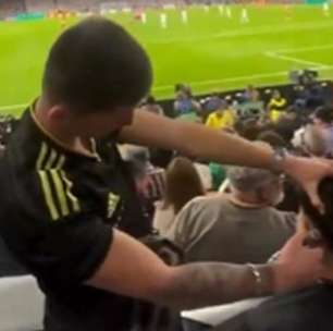Vídeo: torcedor corta o cabelo na arquibancada durante jogo da Champions