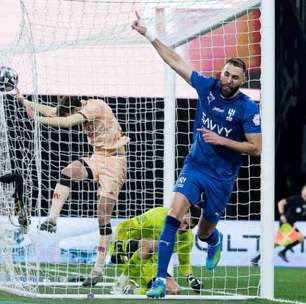 Al Hilal goleia com show de Benzema e encosta no líder Al Nassr
