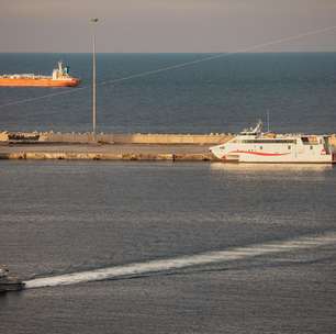 Embarcações voltam a passar pelo Estreito de Ormuz, enquanto outras aguardam com cautela a reabertura