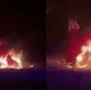 Dançarina tem figurino incendiado durante show e corre para água para se salvar na China