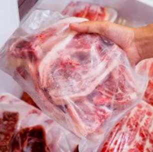 Você ainda descongela carne na água? Veja por que isso pode ser perigoso