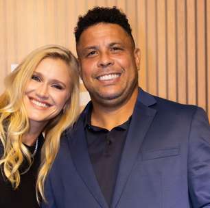 Celina Locks aposta no mix sofisticado do azul-marinho com preto