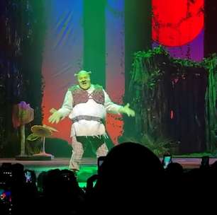 Tiago Abravanel surge verde e com próteses em primeiro preview de 'Shrek, O Musical'; veja
