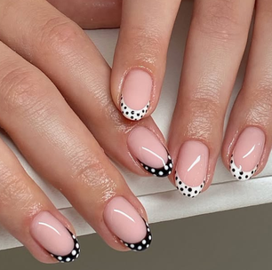 Agora, a francesinha que está na moda é a versão com bolinhas: o acabamento é muito elegante e chamativo