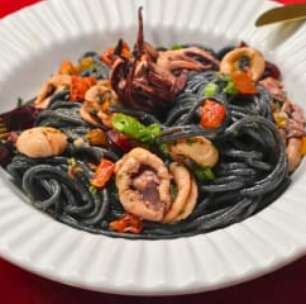 Spaghetti nero com lulas e tomate fácil e sofisticado