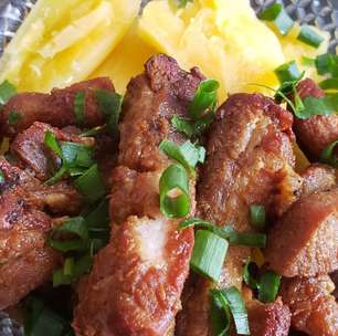 Costelinha de porco, que fica muito suculenta e soltando do osso, para surpreender todo mundo