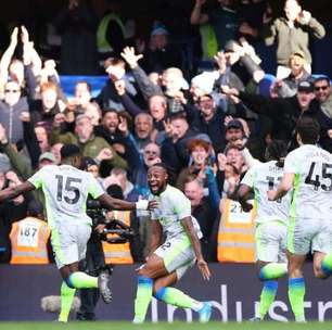 Manchester City atropela o Chelsea em Londres e encosta no líder