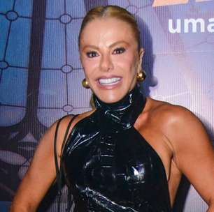 Mulher de Leonardo e mãe de Zé Felipe, Poliana Rocha elege fenda poderosa em look all black para show histórico do marido. Fotos!