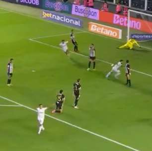 'Mão de imediatez': veja a análise do VAR para anular gol do Santos contra o Galo