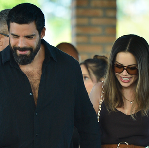 Com namorado, Sandy atualiza pretinho com truque fashion estiloso