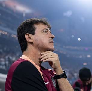 Técnico do Corinthians atualiza situação de dupla lesionada e repercute postagens de Memphis Depay