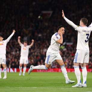 Casemiro marca, mas Leeds quebra tabu e vence o United no Old Trafford