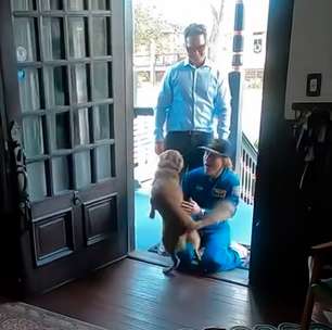 Astronauta da Artemis II tem reencontro emocionante com cachorrinha ao chegar em casa