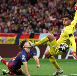 Jogador do Barcelona sangra em campo após choque forte com goleiro do Atlético de Madrid; confira